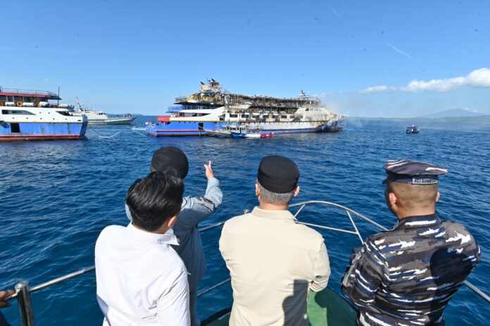 FOTO 21 Juli_ Peninjauan kondisi Kapal Motor (KM) Barcelona VA yang terbakar di perairan Pulau Talise, Minahasa Utara, Sulawesi Utara. kemenhub 1