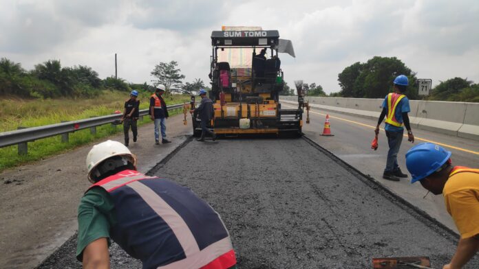 FOTO 21 Juli_Menjaga kualitas jalan tol strategis di Provinsi Riau, yaitu Jalan Tol Pekanbaru - Dumai (Permai). (dok. hutamkarya.com)