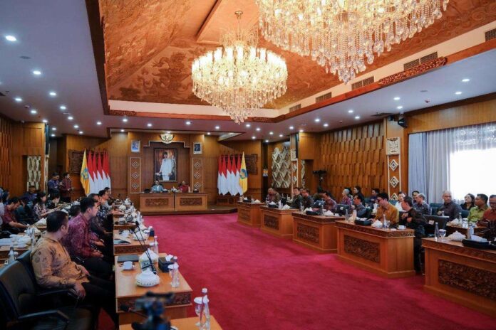 FOTO 21 Juli_Menteri Pariwisata (Menpar) Widiyanti Putri Wardhana dalam Courtesy Meeting dengan Gubernur Bali Wayan Koster. (dok. kemenpar)