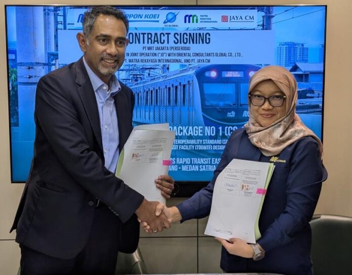 FOTO 22 Juli_Direktur Konstruksi Weni Maulina menunjukkan dokumen kontrak kerja sama yang telah ditandatangani. (dok. mrtjakarta)