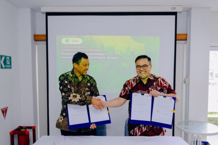 FOTO 22 Juli_Direktur Pengembangan Bisnis Farchad Mahfud (kanan) menunjukkan dokumen MoU yang telah ditandatangani. mrtjakarta