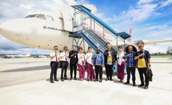 FOTO 23 Juli_Penerbangan perdana Batik Air mendarat di Bandara Douw Aturure, Nabire, Papua Tengah. (dok. istimewa)