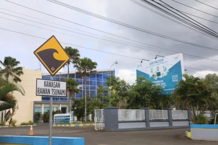 FOTO 30 Juli_Rambu Kawasan Rawan Tsunami dan Jalur Evakuasi yang dipasang di depan Akademi Komunitas Negeri Pacitan, Jawa Timur. (dok. bnpb)
