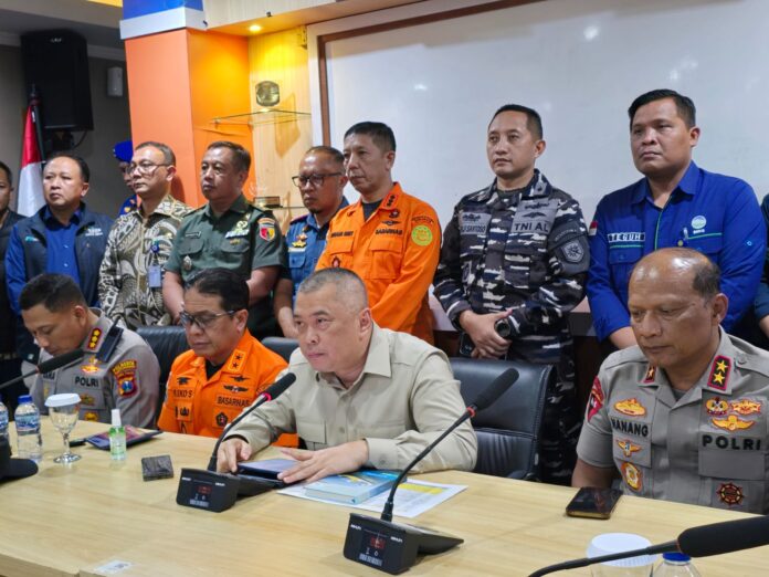 FOTO 4 Juli_Keterangan pers Menteri Perhubungan Dudy Purwagandhi bersama dengan Tim Pemantau proses evakuasi 2