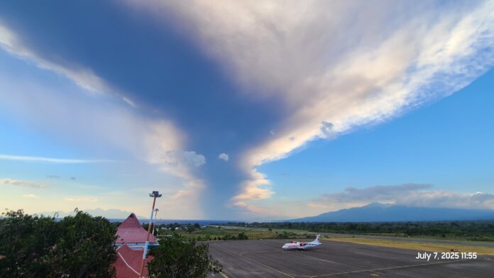 FOTO 7 Juli_Abu vulkanik Gunung Lewotobi Laki-Laki yang berada di Kabupaten Flores Timur, Provinsi Nusa Tenggara Timur. hubudkemenhub