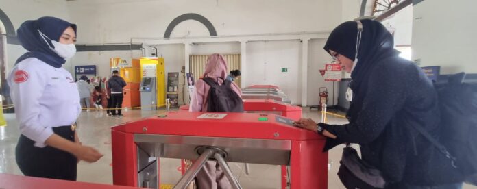 FOTO 7 Juli_Kartu Multi Trip (KMT) memperluas jangkauan untuk transaksi pembayaran tiket LRT.