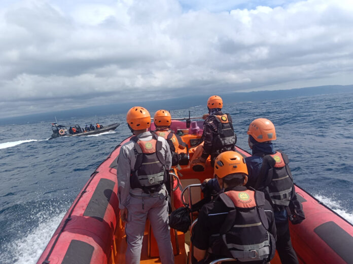 FOTO 7 Juli_Tim SAR Gabungan menyisir Perairan Selat Bali untuk mencari korban KMP Tunu Pratama Jaya. (dok. basarnasbali)