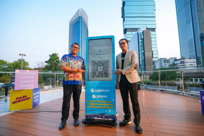 FOTO 1 Agst_Direktur Bisnis dan Pemanfaatan Aset Transjakarta Fadly Hasan dan Director Public Affairs and Communications GoTo Group Ade Mulya meresmikan kolaborasi