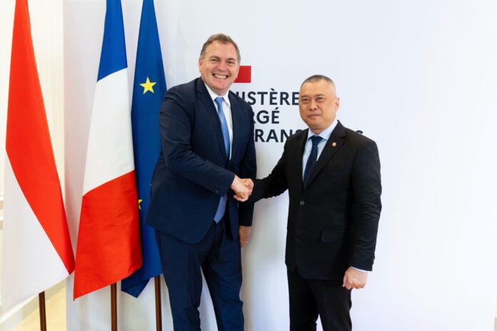 Philippe Tabarot, ministre auprès du ministre de l’Aménagement du territoire et de la Décentralisation, chargé des Transports, s’entretien avec Dudy Purwagandhi, ministre des Transports de la république d’Indonésie, dans la salle à manger du ministère des Transports, à Paris, le 29 juillet 2025.
