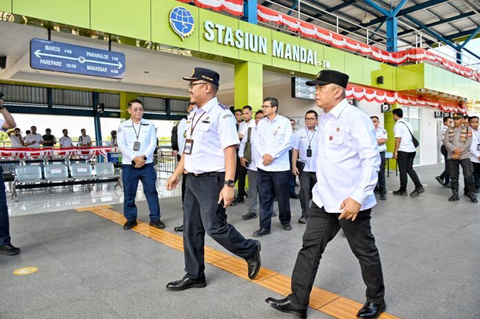 FOTO 12 Agst_Meninjau penyelenggaraan transportasi kereta api Makassar 2