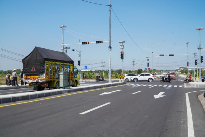 FOTO 18 Agst_Suasana Jalan Lingkar Utara (JLU) usai peresmian jalan yang berada di Kabupaten lamongan, Jawa Timur. (dok. dikominfolamongan)