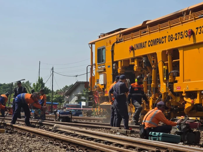 FOTO 2 Agst_perbaikan jalur kereta api di Emplasemen Stasiun Pegadenbaru, Kabupaten Subang, Jawa Barat. (dok. kai.id)
