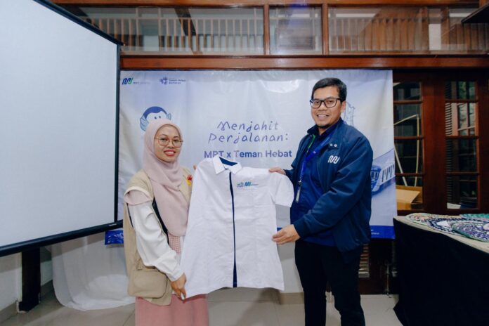 FOTO 22 Agst_Ma'sum Asim saat menyerahkan seragam bekas karyawan kepada Pendiri Yayasan Teman Hebat Berkarya, Aisyah. dok. mrtjakarta