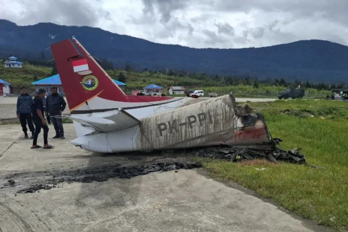 FOTO 26 Agst_Pesawat Aviasi Puncak PK-PPI jenis Grand Caravan milik Pemkab Puncak yang terbakar di Bandara Aminggaru Ilaga p
