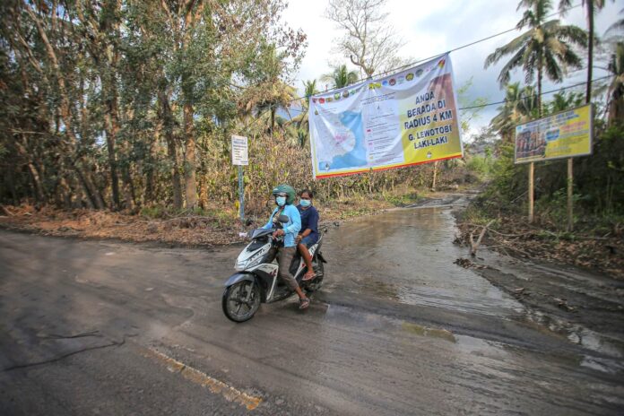 FOTO 3 Agst_Spanduk pengumuman dampak erupsi Gunung Lewotobi Laki - laki di Nusa Tenggara Timur. (dok. kemenpar) INI