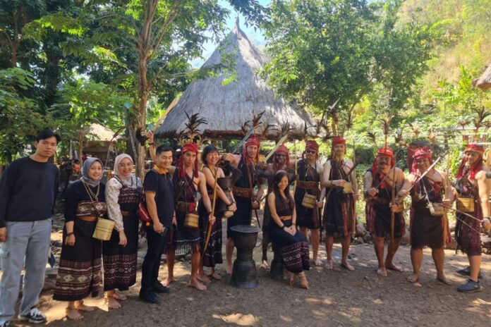 FOTO 30 Agst_Para penari suku Abui di Desa Takpala, Nusa Tenggara Timur dan sejumlah tamu. (dok. kemenpar)