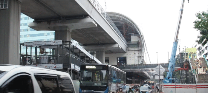 FOTO 31 Agst_Halte LRT Jabodebek Kuningan, Jakarta. 9dok. wikipedia.org)