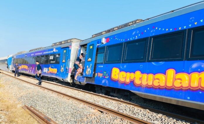 FOTO 5 Agst_Kereta Api Argo Bromo Anggrek relasi Surabaya Pasar Turi - Gambir yang anjlok di lintas Pegaden Baru. (dok. kai)