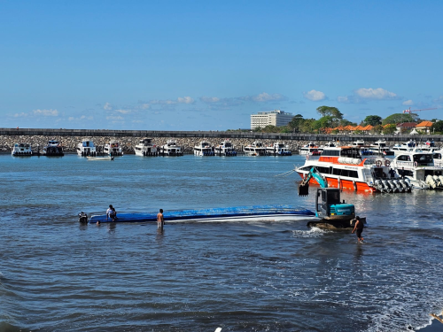 FOTO 7 Agst_Kapal fastboat Bali Dolphin Cruise 2 yang mengalami kecelakaan di Bali. (dok. hublakemenhub)