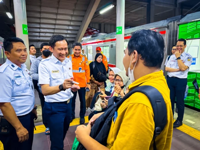 FOTO 1 Sept_Direktur Utama PT Kereta Api Indonesia (KAI) Bobby Rasyidin nerdialog dengan penumpang di Stasiun Bekasi. (dok. kai.id)
