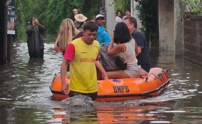 FOTO 10 Sept_Evakuasi wisatawan mancanegara akibat banjir di sejumlah destinasi wisata Bali. dok. bpbdkotadenpasar