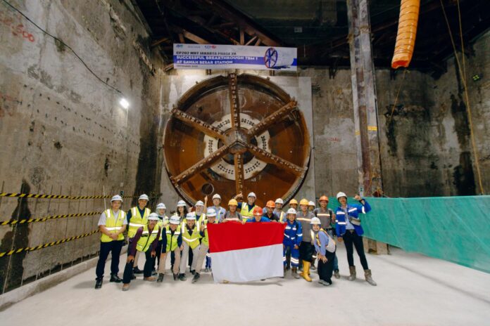 FOTO 10 Sept_Para staf dan pekerja sudah menyelesaikan penyambungan terowongan sepanjang 390 meter yang menghubungkan Stasiun Harmoni dan Stasiun Sawah Besar. mrt