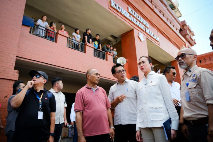 FOTO 14 Sept_Kunjungan Menteri Pariwisata (Menpar) Widiyanti Putri Wardhana ke Pasar Kumbasari Malam Bali usai terdampak banjir. (dok. kemenpar)