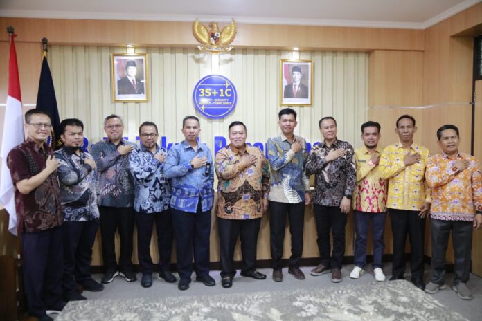 FOTO 14 Sept_Penandatanganan Naskah Perjanjian dan Berita Acara Serah Terima (BAST) hibah atas lahan yang tercatat di Bandar Udara (Bandara) Mukomuko. (dok. hubudkemenhub)