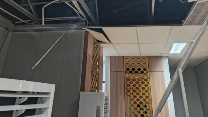 FOTO 19 Sept_Plafon Bandara Douw Aturure Nabire runtuh dan kaca berhamburan. (dok. bmkg) INI