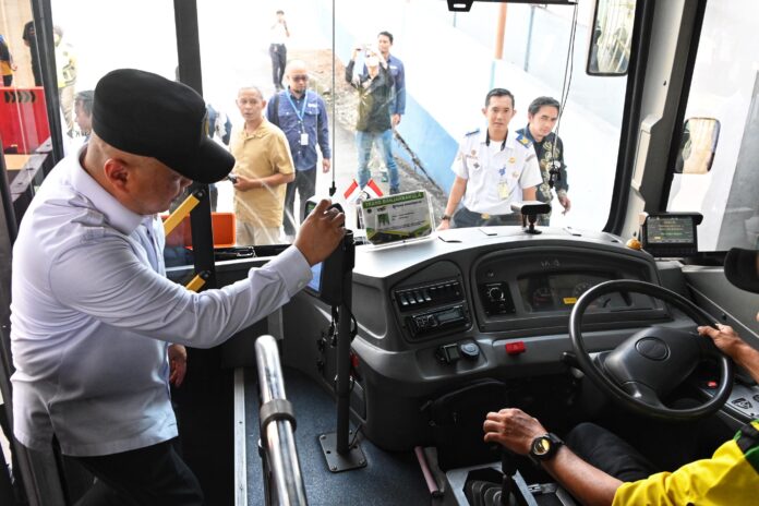 FOTO 27 Sept_Kunjungan Menteri Perhubungan (Menhub) Dudy Puwagandhi di salah satu terminal di Banjarmasin. (dok. kemenhub)