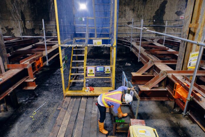 FOTO 3 Sept_Petugas tengah membersihkan sepatu lokasi konstruksi MRT Fase 2A Lin Utara - Selatan yang telah mencapai 52,27%. (dok. jakartamrt)