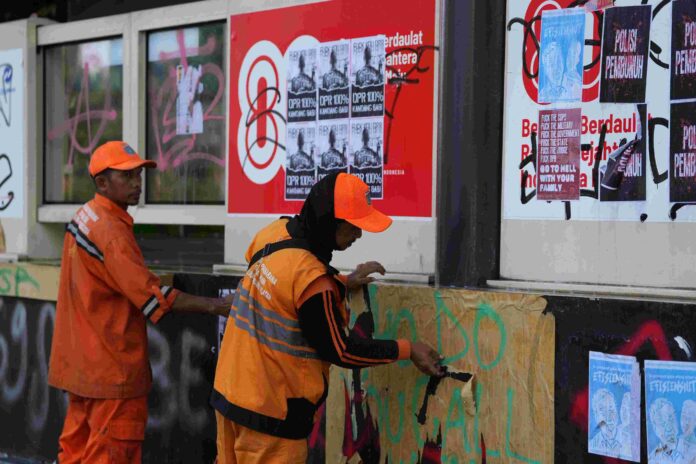FOTO 3 Sept_Sejumlah petugas tengah membersihkan bekas aksi demo di Jakarta, beberapa waktu lalu. (dok. jakarta.go.id)