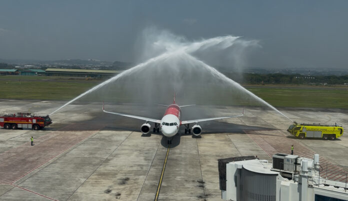 FOTO 6 Sept_Penerbangan perdana maskapai AirAsia dengan rute Kuala Lumpur - Semarang melalui Bandara Jenderal Ahmad Yani. (dok. kemenhub)