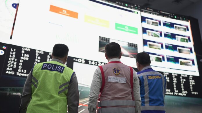 FOTO 6 Sept_Saat pemantauan arus lalu lintas di Command Center Korlantas Polri 2