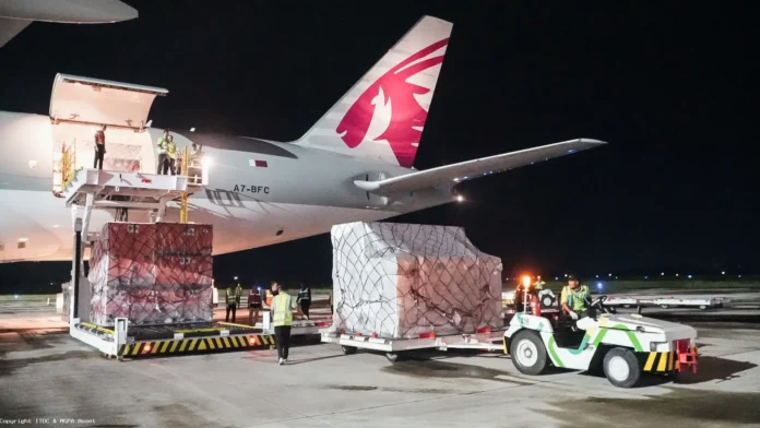 FOTO 1 Okt_Pengiriman kargo langsung dari Narita International Airport (NRT), Jepang menggunakan pesawat Qatar Airways jenis Boeing 777 Freighter di Bandara Lombok. (dok.