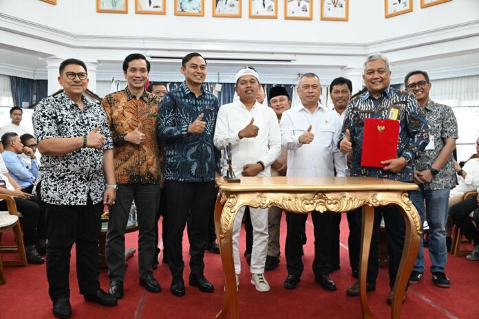 FOTO 11 Okt_Menteri Perhubungan Dudy Purwagandhi dan Gubernur Jawa Barat Dedi Mulyadi menandatangani Nota Kesepakatan Pengembangan Transportasi di
