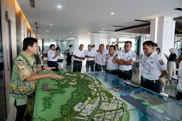 FOTO 15 Okt_Direktur Utama PT KAI Bobby Rasyidin bersama jajaran melakukan kunjungan ke Kawasan Industri Terpadu Batang (KITB), Kabupaten Batang, Jawa Tengah.dok.kai