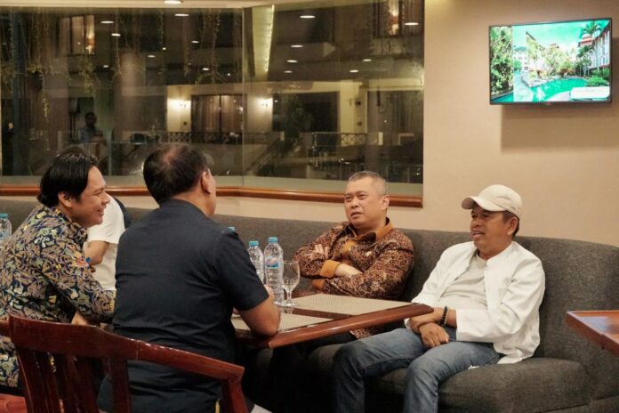 FOTO 16 Okt_Pertemuan Menteri Perhubungan Dudy Purwagandhidan Gubernur Jawa Barat Dedi Mulyadi 1