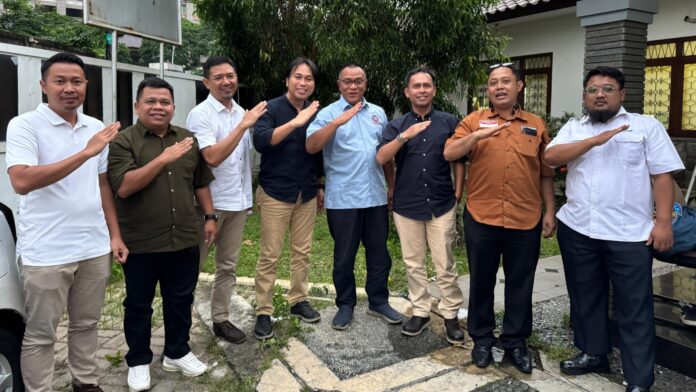 FOTO 18 Okt_Ketua Umum Konfederasi Serikat Pekerja Seluruh Indonesia (KSPSI) dan juga Ketua Dewan Pembina FSPPI Jumhur Hidayat (keemat kanan) bersama jajaran FSPPI. (dok. istimewa)