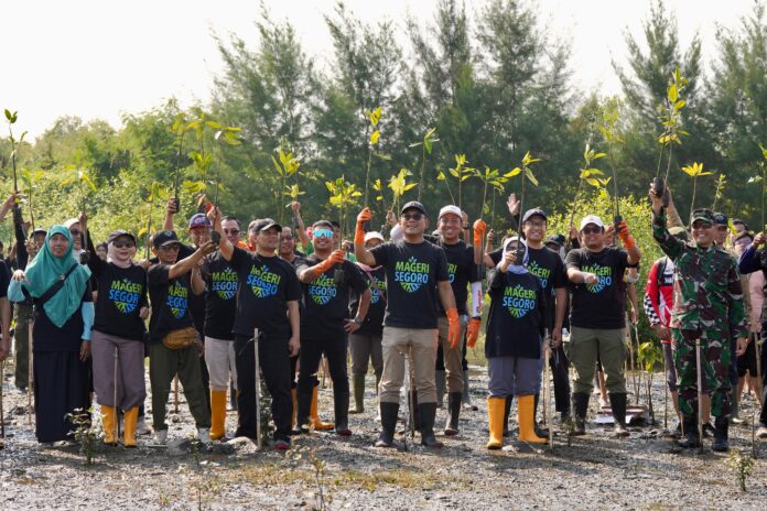 FOTO 18 Okt_kegiatan penanaman mangrove serentak Mageri Segoro di Pantai Muara Kencana Kabupaten Kendal,
