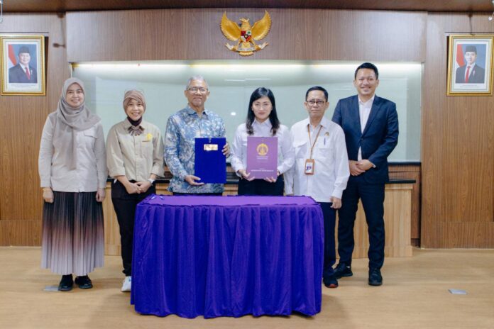 FOTO 19 Okt_Direktur Operasi dan Pemeliharaan Mega Tarigan (ketiga dari kanan) usai menandatangani perjanjian kerja sama dengan FKM UI.