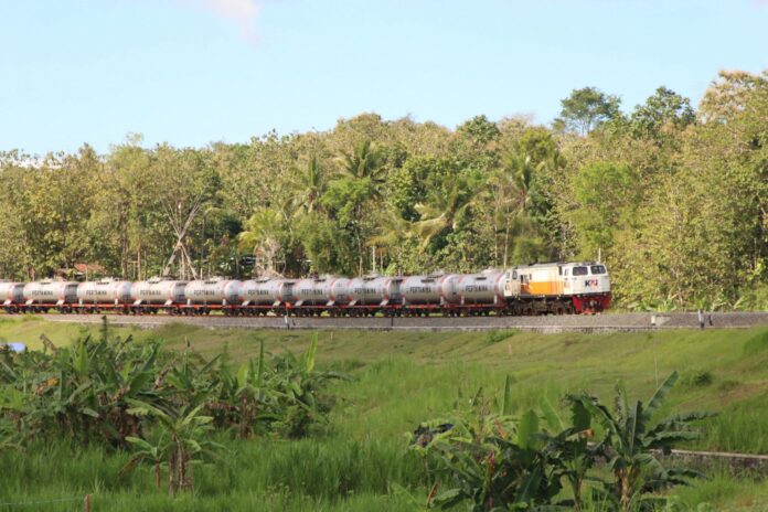 FOTO 19 Okt_Gerbong keeta api mengangkut bahan bakar avtur. (dok.kai.id)