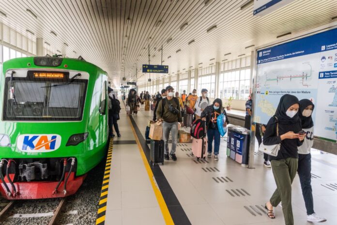 FOTO 19 Okt_Kereta api bandara menurunkan penumpang. (dok. kai.id)