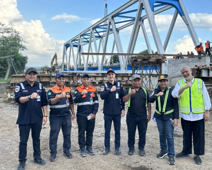 FOTO 20 Okt_Sebagian petugas penggantian struktur bangunan jembatan BH 307 yang berada di wilayah kerja Daerah Operasi 9 Jember