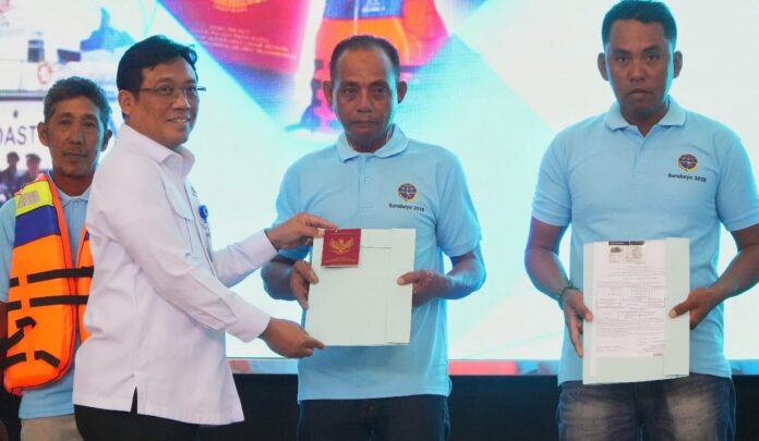 FOTO 21 Okt_Pemberian alat keselamatan berupa life jacket, life buoy dan menerbitkan E-Pass Kecil 2