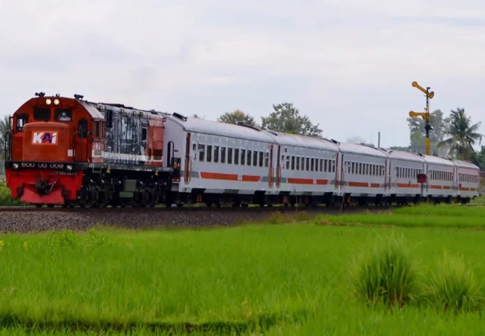 FOTO 23 Okt_Kereta Api (KA) Rajabasa dengan perlintasan Lampung ke Sumatra Selatan pergi ulang (pp). (dok. kai.id)