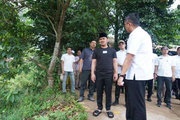 FOTO 23 Okt_Peninjauan langsung lokasi yang diusulkan warga untuk pembangunan akses jembatan tol di Kampung Cisaat, Desa Kertarahayu, Kecamatan Setu