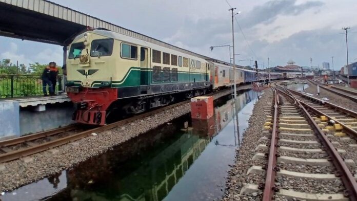 FOTO 30 Okt_Jalur kereta api Semarang Tawang - Alastua yang terdampak banjir. (dok. kai)