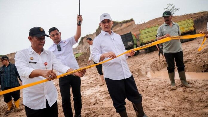 FOTO 30 Okt_Saat Wagub Banten Dimyati Natakusumah menutup tambang ilegal di dekat Pintu Tol Rangkasbitung (dok. pemprovbanten)