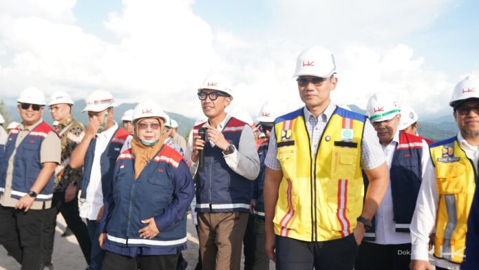 FOTO 6 Okt_Saat Menteri Koordinator Bidang Infrastruktur dan Pembangunan Kewilayahan Agus Harimurti Yudhoyono meninjau proyek Jalan Tol Padang - Sicincin, Sumatra Barat. hutama
